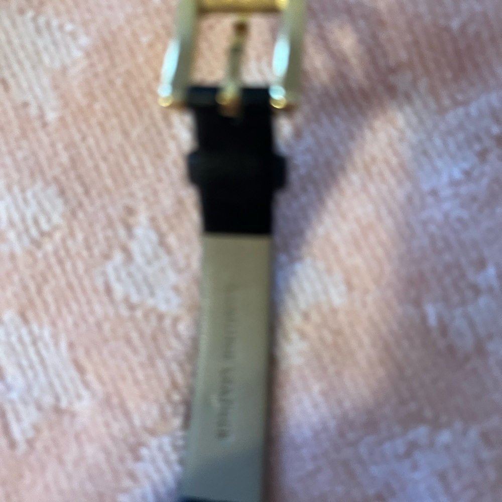 Kate Spade ladies watch
Needs battery
With box
Leather band
Beautiful - Picture 4 of 7